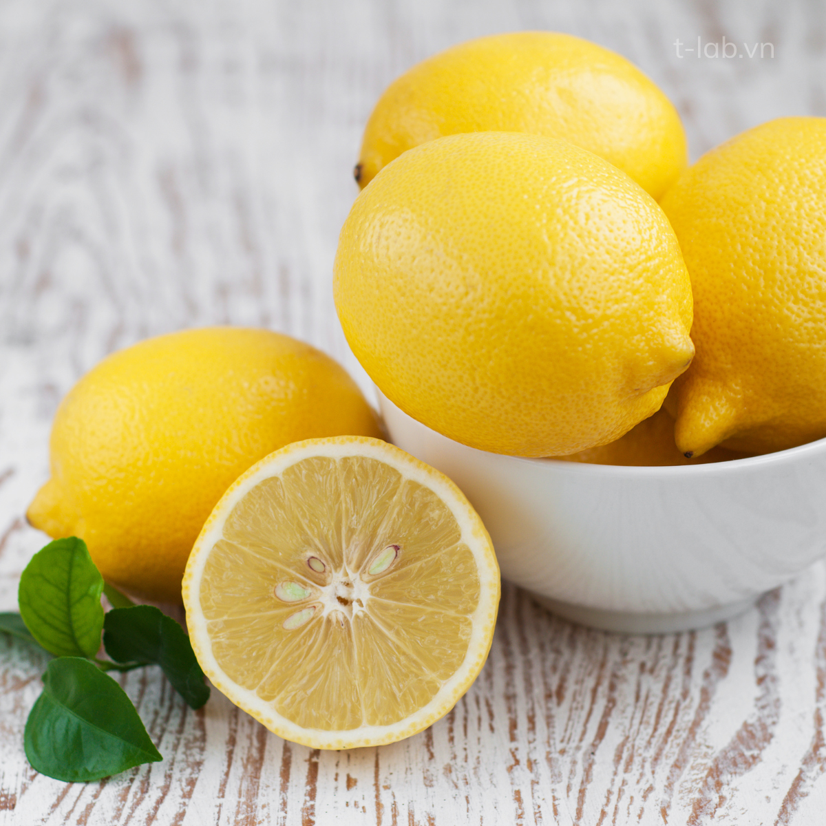 Chanh chứa axit citric có khả năng tiêu diệt vi khuẩn gây mùi và loại bỏ tế bào chết – nguyên nhân khiến vùng da dưới cánh tay trở nên tối màu và có mùi. Đây là cách tự nhiên, dễ thực hiện ngay trong gian bếp nhà bạn