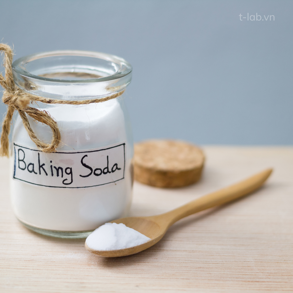 Baking soda (muối nở) giúp điều chỉnh độ pH trên da, hút ẩm và hạn chế vi khuẩn phát triển – yếu tố chính gây ra mùi cơ thể. Đây là mẹo đơn giản, đặc biệt hữu ích vào mùa nóng.